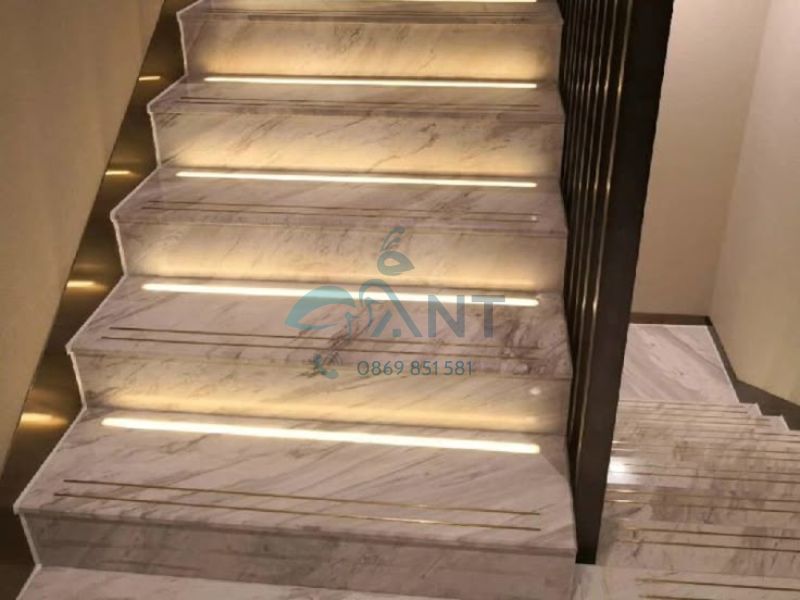Nẹp chỉ đồng bậc cầu thang trong nhà