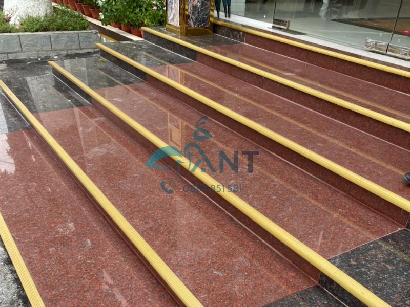 Nẹp đồng L bậc cầu thang ngoài trời