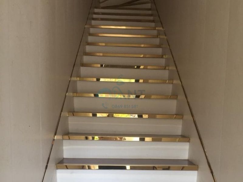 Ứng dụng nẹp inox chống trơn cầu thang