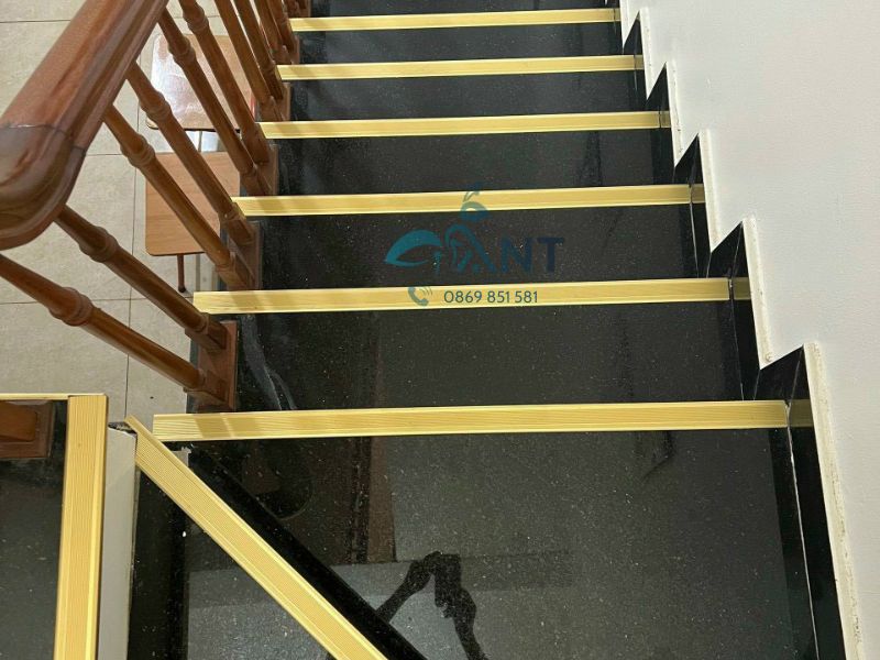 Ứng dụng nẹp inox chống trượt bậc cầu thang