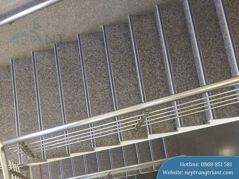 Ứng dụng nẹp nhôm chống trượt cầu thang trong trang trí