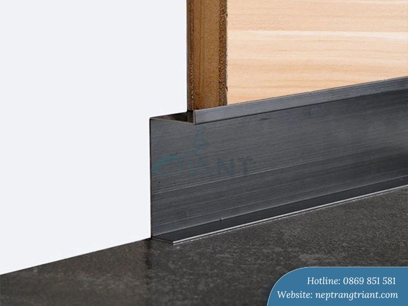 Nẹp chân tường âm màu đen xước