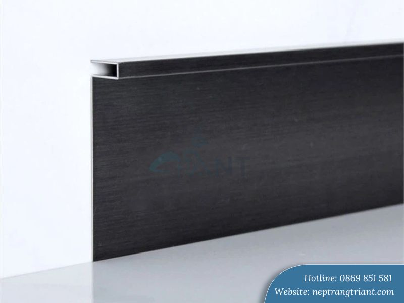 Nẹp len chân tường âm màu đen xước