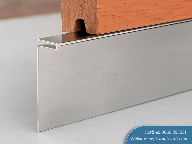 Nẹp len chân tường âm màu trắng gương