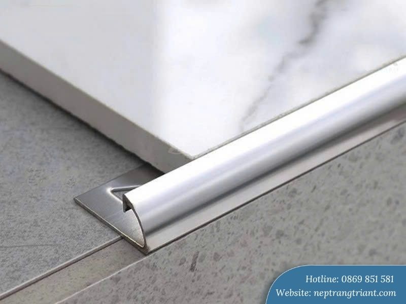 nep-inox-op-goc-gach-mau-trang