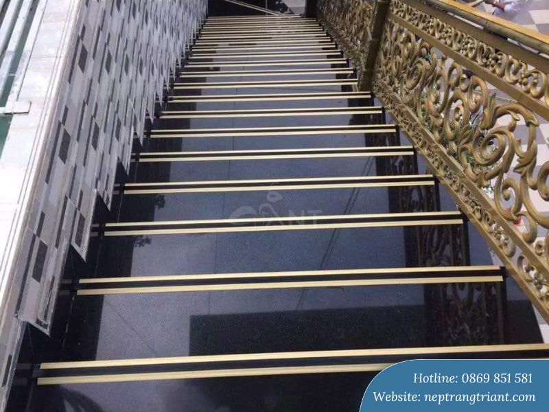 ung-dung-cua-nep-nhom-cau-thang-mau-vang-mo