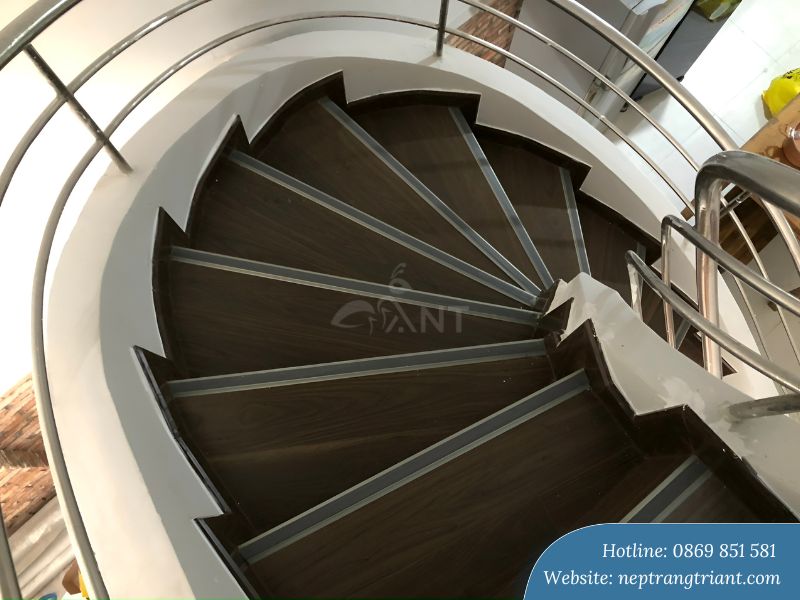 ung-dung-nep-nhom-chong-truot-mau-sam-banh